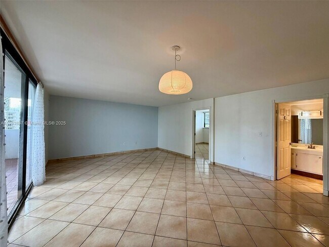 Building Photo - 555 NE 30th St