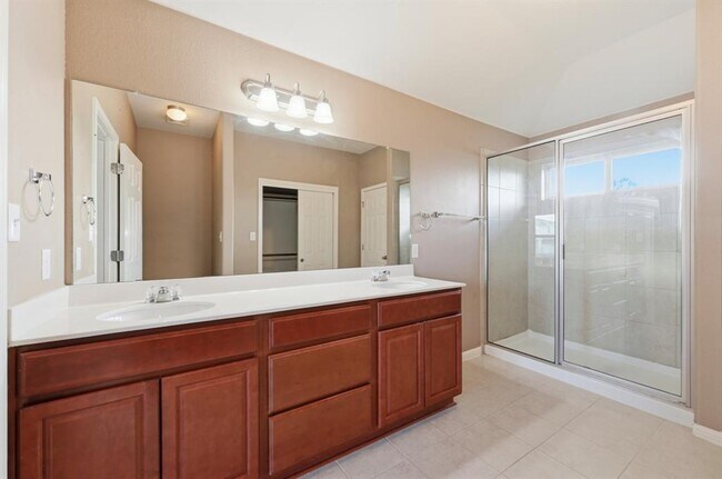 Building Photo - 5517 Bradford Pear Ln