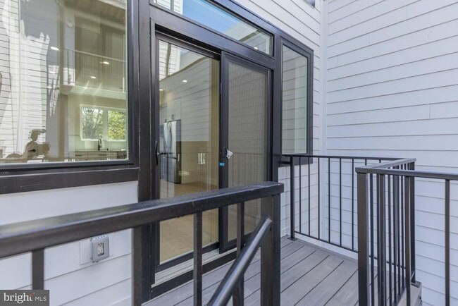 Building Photo - 722 Kenyon St NW