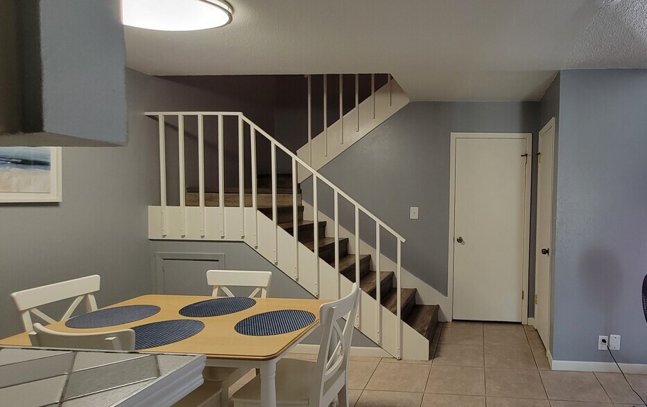 Building Photo - 1903 Hidden Way