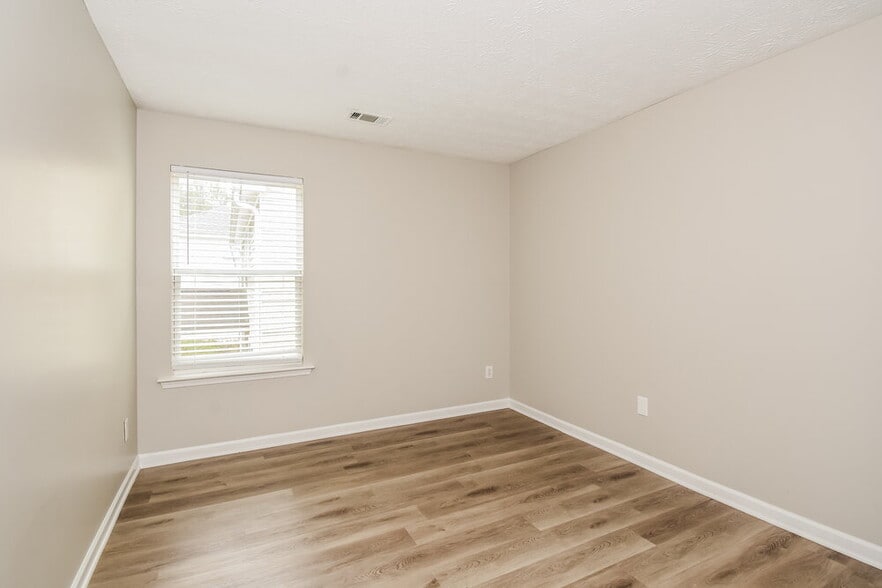 Building Photo - 2040 Valley Creek Dr