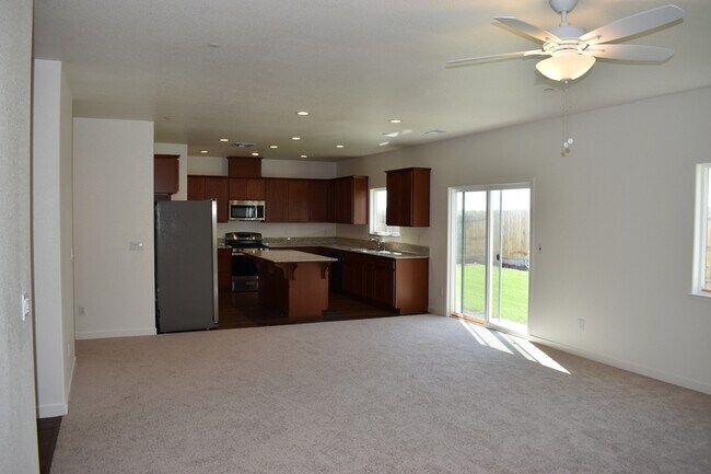 Building Photo - 855 Sophie Ct