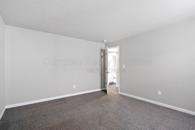 Building Photo - 289 Mt Everest Dr