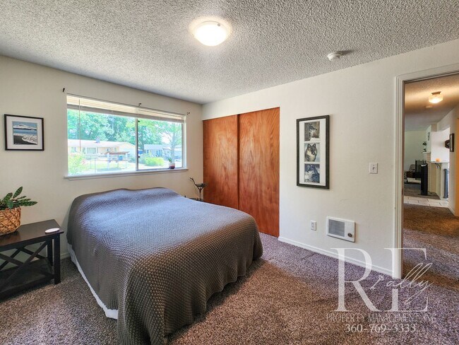 Building Photo - Earthy Warm and Inviting 3-Bd Rambler