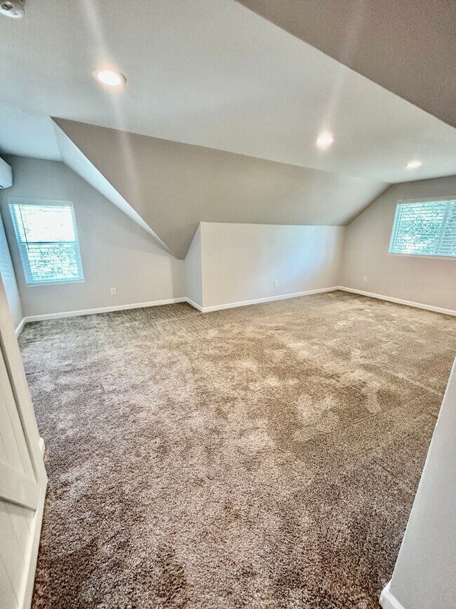 Building Photo - Beautiful 2100 sq ft Prescott home, 4 bed 2 bath with large upstairs loft on almost an acre of land!