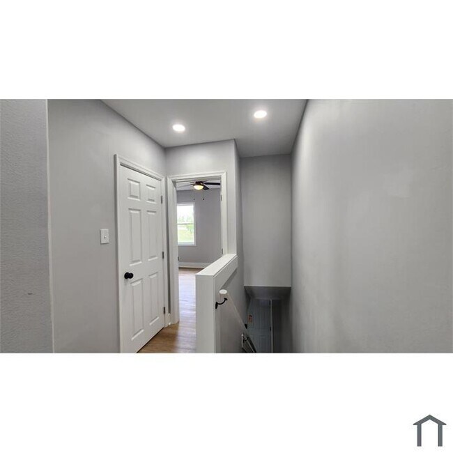 Building Photo - 3 Bedrooom Home 1.5 Bathrooms Move-In-Ready