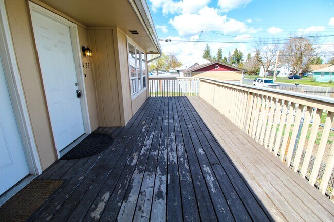 Building Photo - 723 E Broad Ave