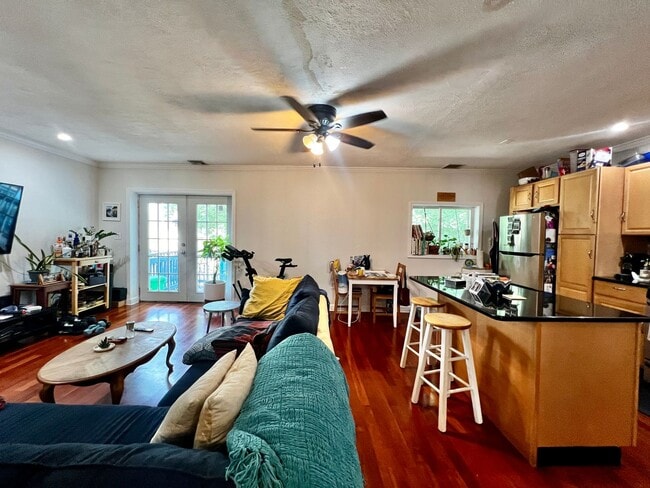 Building Photo - Stylish Top-Floor 2-Bedroom Condo with Pri...