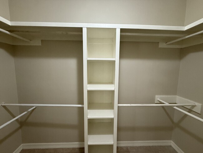 Building Photo - 1200 W Park Dr