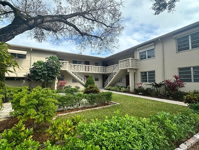 Building Photo - 606 C St