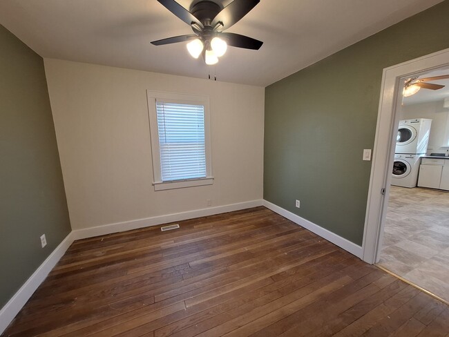 Building Photo - 10 Commodore Dr