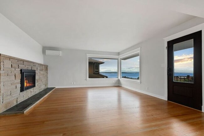 Building Photo - Gorgeous West Seattle Mid-Century Modern w...