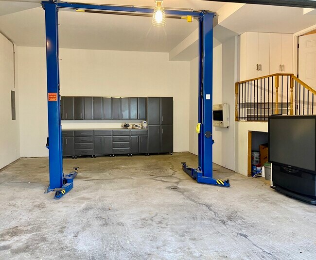 Building Photo - 1313 Hamilton Ave