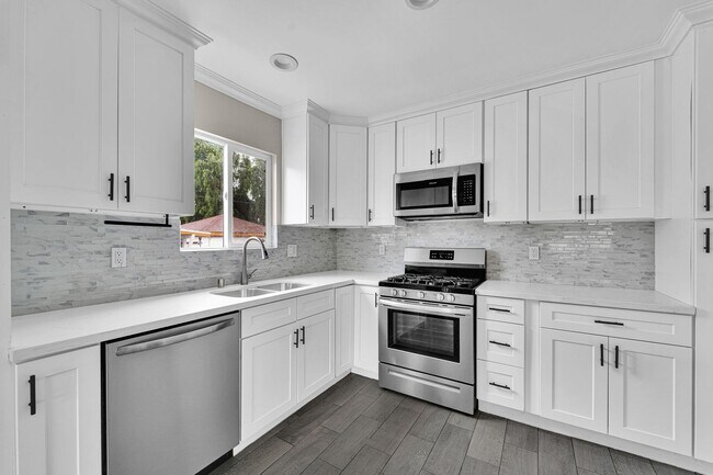 Building Photo - 7237 Tujunga Ave