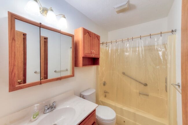 Building Photo - 340 Sunderland Rd