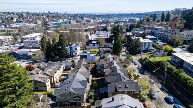 Building Photo - 3Bd/3Ba Seattle Townhouse