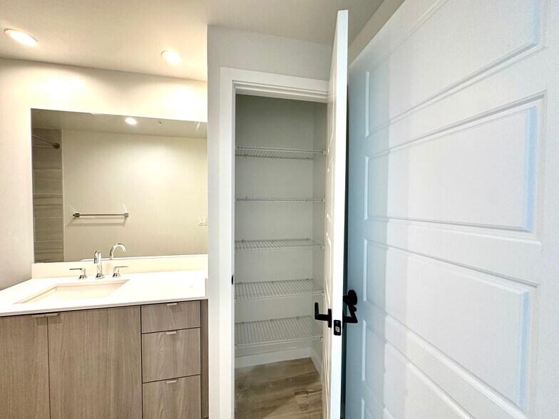 Building Photo - 512 SW 4th Ave