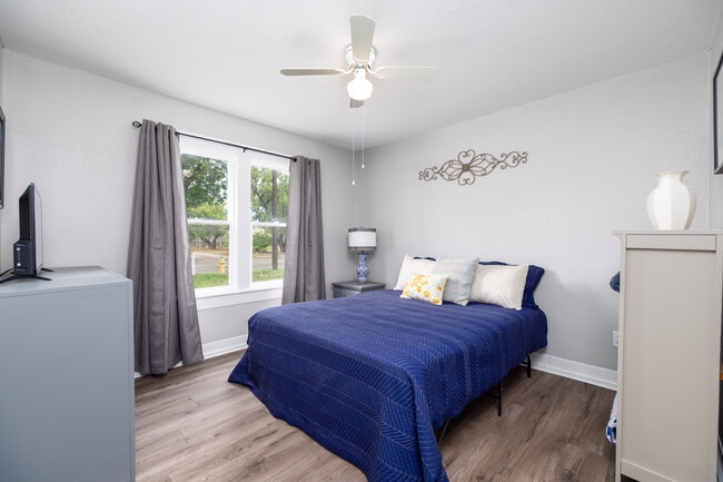 guest bedroom - 418 Montecito Dr
