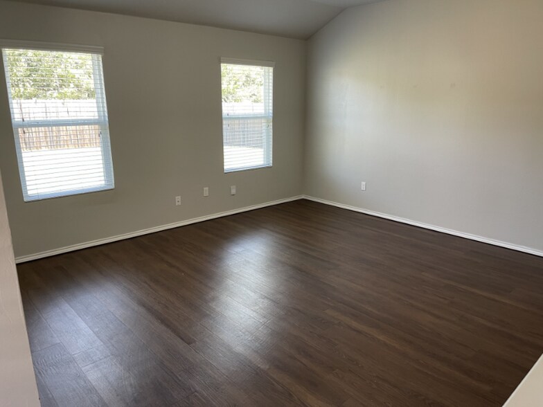 Building Photo - 3405 SE 94th St