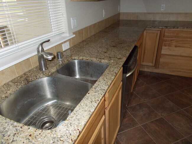 Building Photo - R91G/$1895.00 RENTED