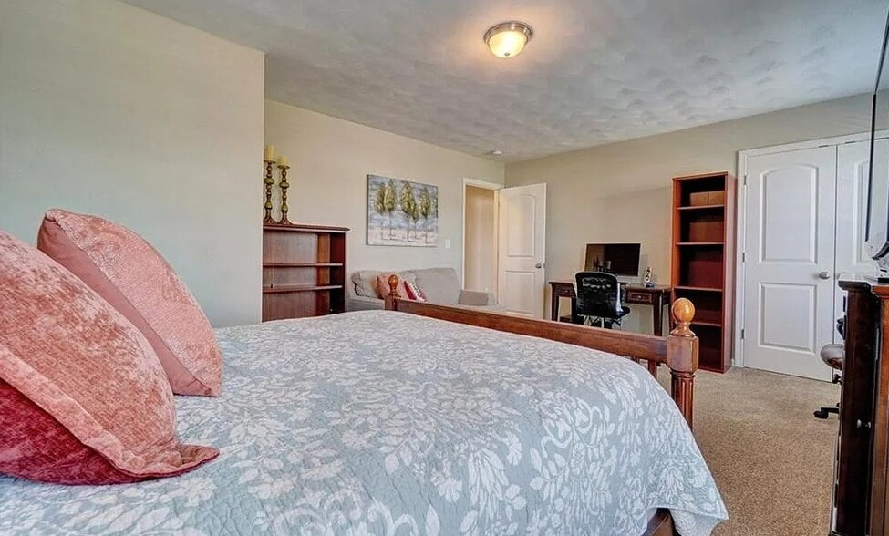 Building Photo - 561 Graphite Trl