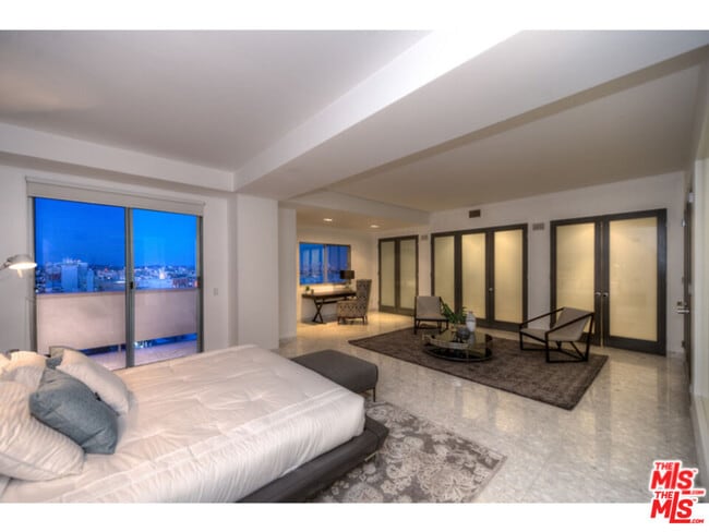 Building Photo - 7250 Franklin Ave