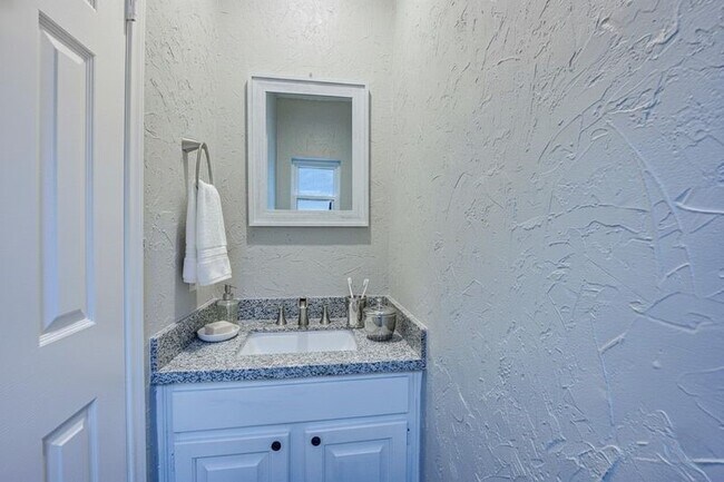 Building Photo - 3422 Mesquite Dr