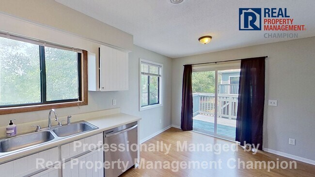 Building Photo - 2 BD/2 BA Upper Unit Condo with Spacious a...