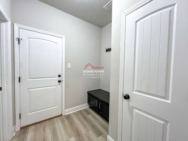 Building Photo - Beautiful 3 bedroom home centrally located...
