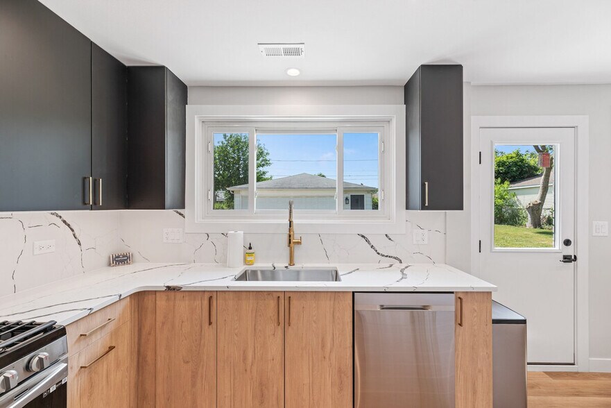Building Photo - 1023 S Wolf Rd