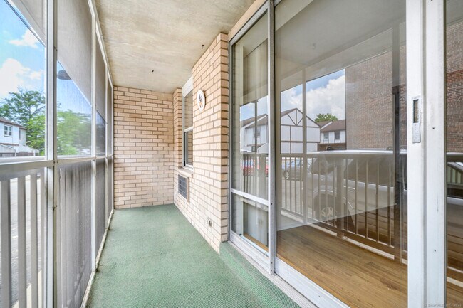 Building Photo - 65 Glenbrook Rd