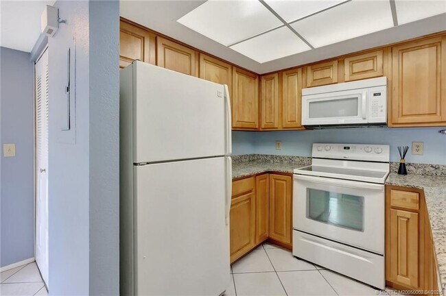 Building Photo - 1504 SE Royal Green Cir