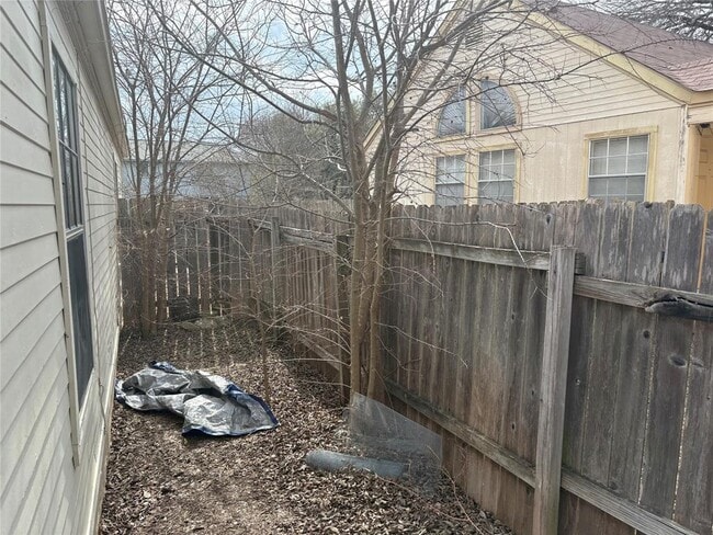 Building Photo - 8811 Pineridge Dr