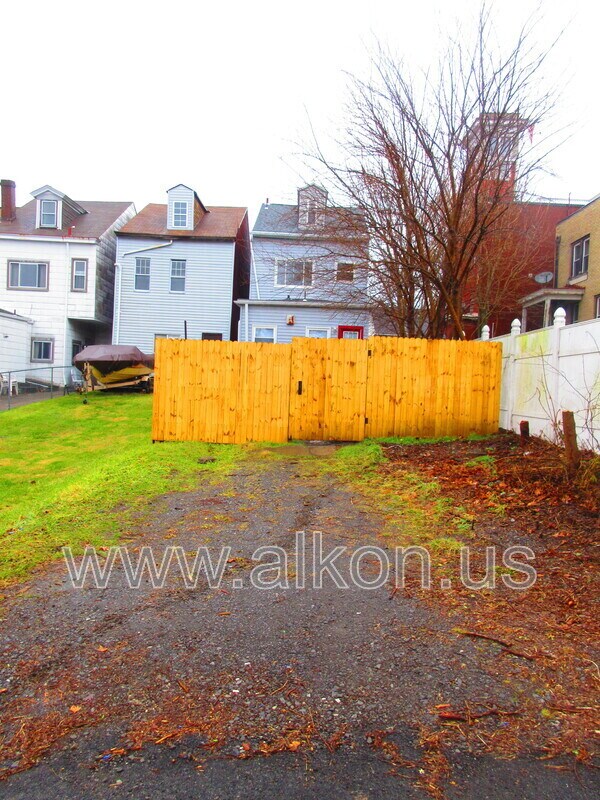 Building Photo - 2128 Eccles St