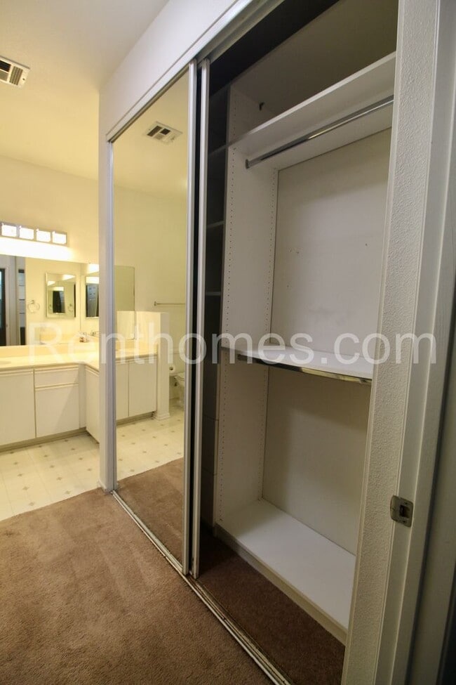 Building Photo - 10921 Sabre Hill Dr
