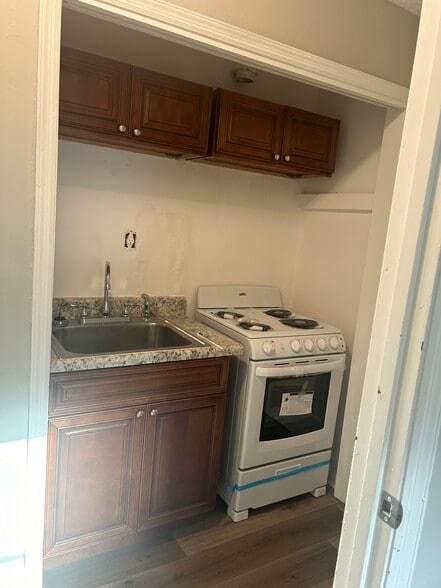 Building Photo - 4220 Daniel Dr