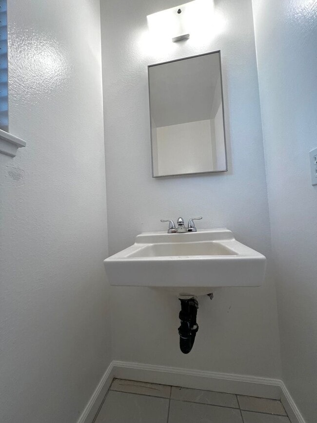 Building Photo - Spacious 4-bedroom, 2.5-bath Home Fountain Valley