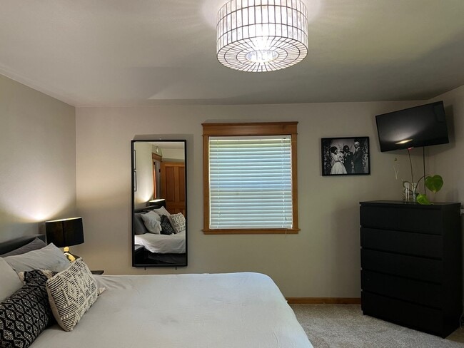 Building Photo - Beautiful custom 3 bedroom 2 bath house in...