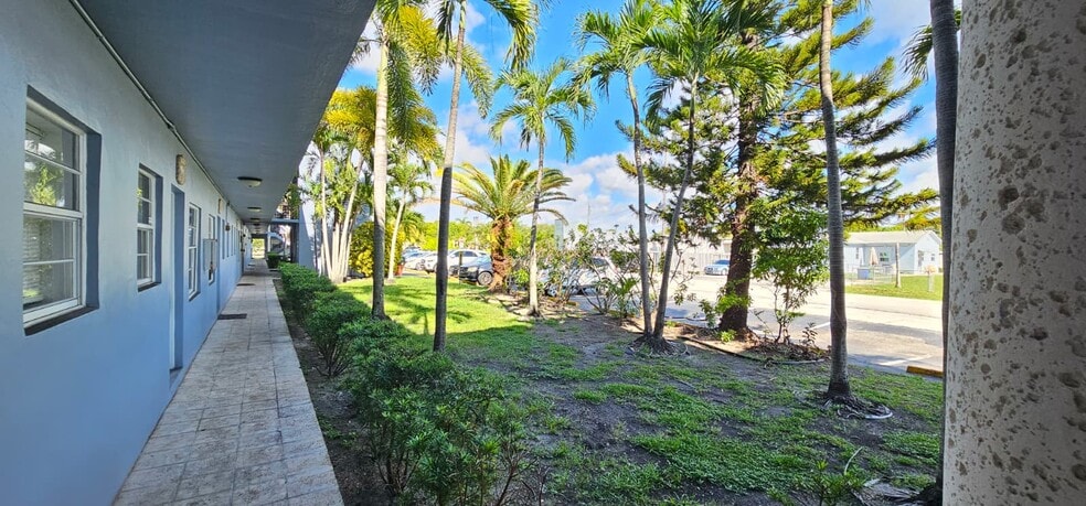 Building Photo - 110 SE 2nd St