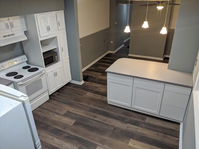 Building Photo - 700 Lincoln St