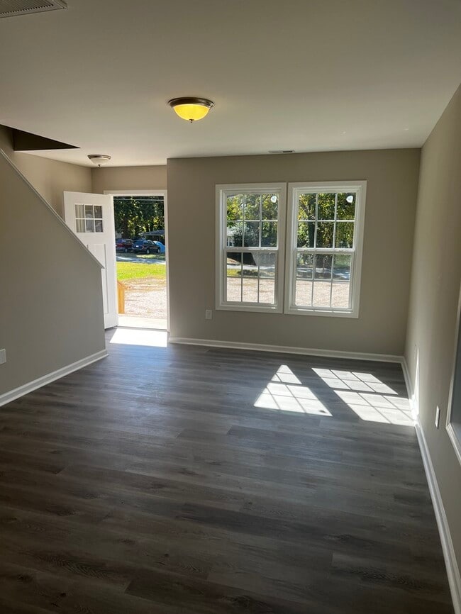 Building Photo - 513 E Mills Dr