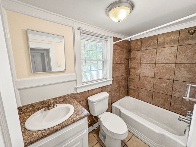 Building Photo - Charming older home in a peaceful, quiet neighborhood