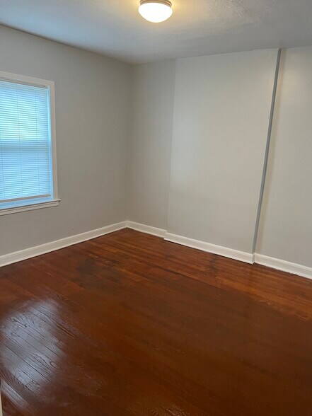 Building Photo - 47 1/2 Putnam St
