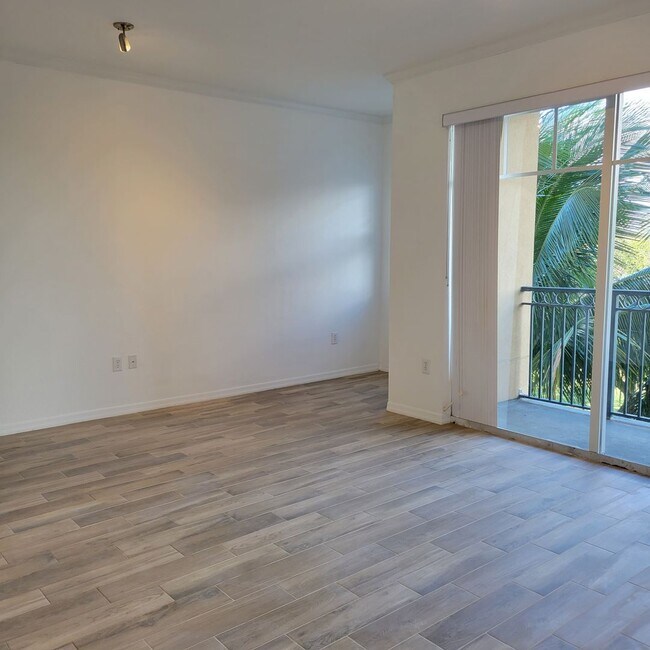 Building Photo - Annual unfurnished luxury 3/2 condo downtown Sarasota overlooking a park!