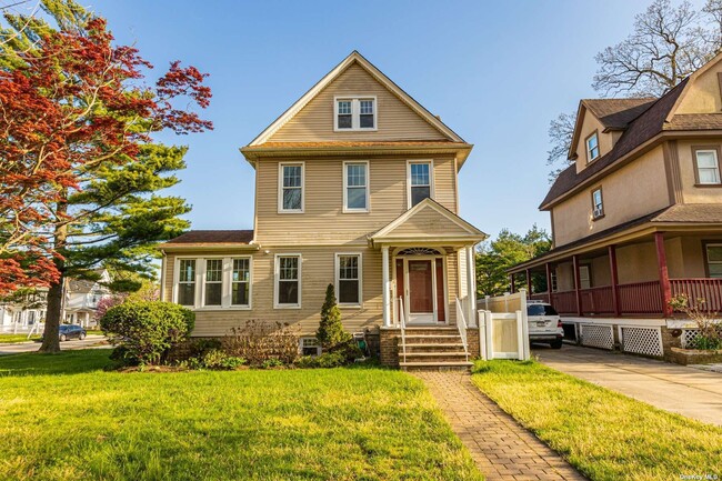 Primary Photo - 209 Smith St