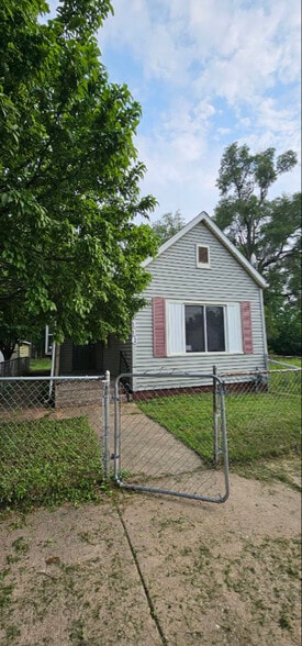 Building Photo - 2116 W Garden St