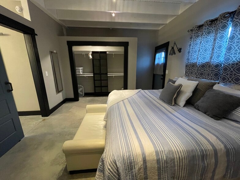 King bed and closet with storage. - 475 S Hickory St