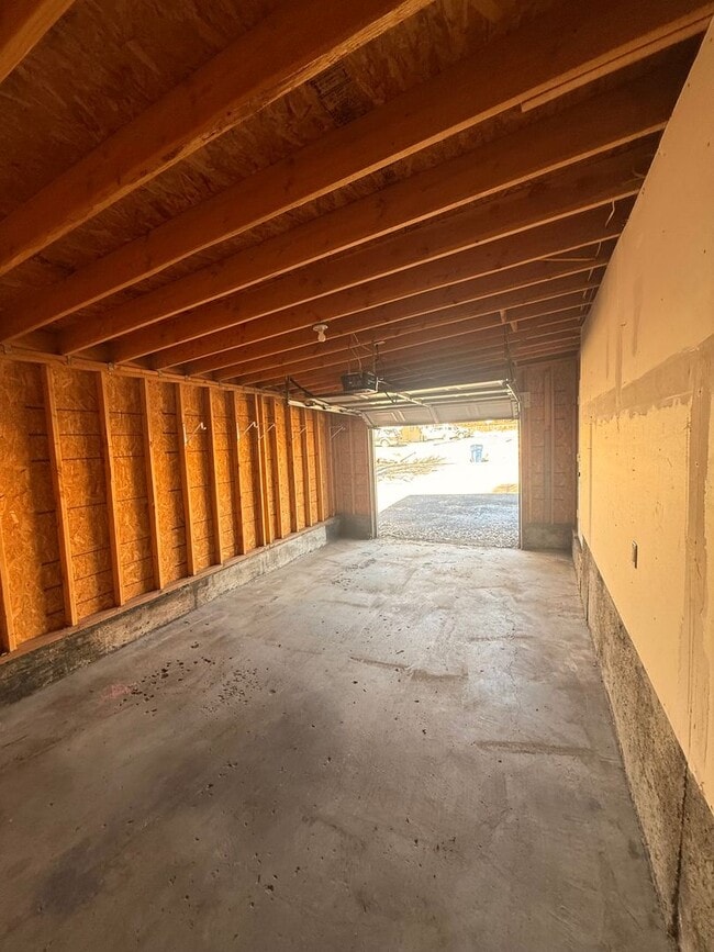 Building Photo - 2 Bed 1 Bath Duplex with Garage,