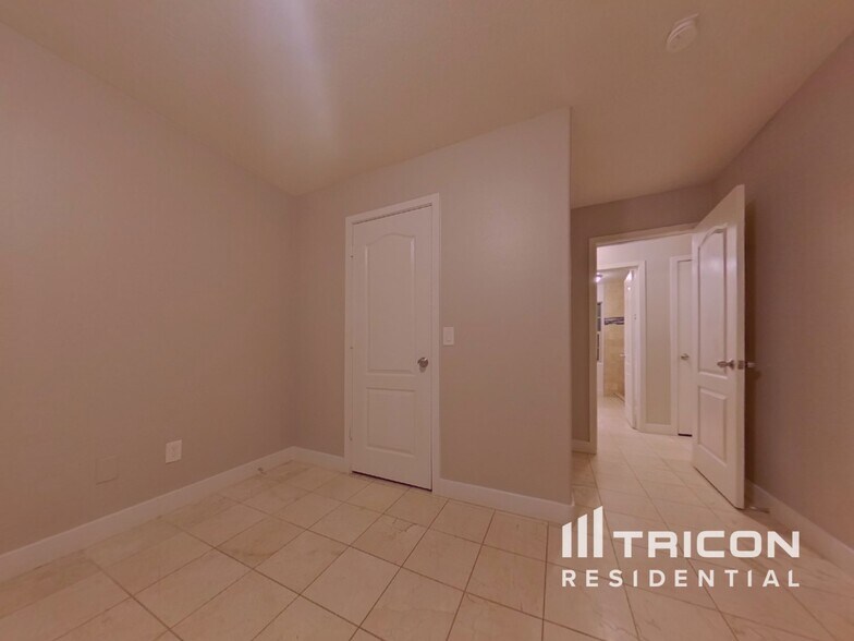 Building Photo - 810 S Greenleaf Ln