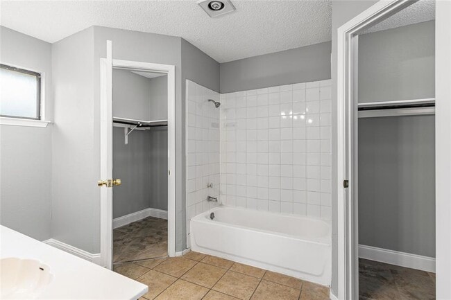 Building Photo - 16207 Parkway Dr